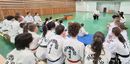 K�p a medgyesegyh�zi Sp�rta ITF Taekwon-do SE gerend�si edz�term�ben tartott, rendhagy� esem�nyr�l. K�p forr�sa: Szerz�