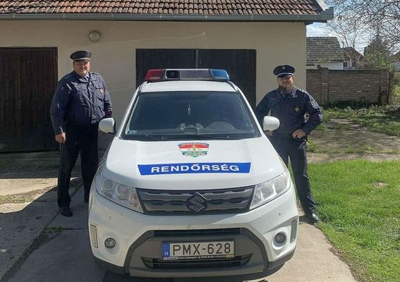 A B�k�s v�rmegyei rend�r�k b�szk�k koll�g�ik helyt�ll�s�ra. K�p forr�sa: B�k�s v�rmegyei rend�rs�g Facebook-oldala   
