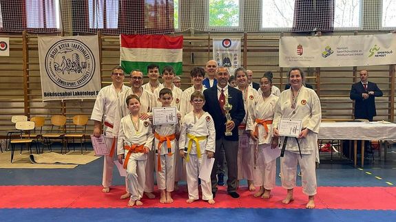 A verseny rendez�je, a B�k�scsaba J�zsef Attila Lak�telepi T�megsport Egyes�let Shotokan Karate Szakoszt�lya volt. A versenyz� csapat. K�p forr�sa: Szerz�