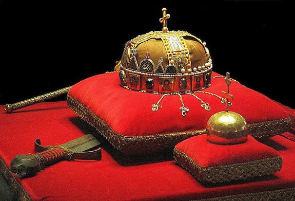 A f�ldreng�sbiztos vitrinben �rz�tt Szent Korona az Orsz�gh�z kupolacsarnok�ban. �llag�nak meg�v�sa �rdek�ben, leveg� helyett, nitrog�n veszi k�r�l. Megvil�g�t�sa sor�n nem �ri term�szetes f�ny. K�p: UserCSvBibra. Forr�s: Wikip�dia