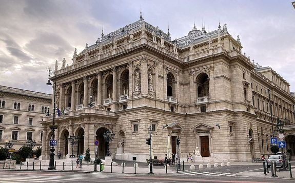 A Magyar �llami Operah�z �p�lete Budapesten, az Andr�ssy �ton. K�p: Wikip�dia   