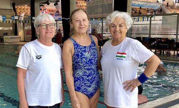 A h�rom b�k�scsabai �remszerz� h�lgy, balr�l: Gazsyn� Hrabovszki Edit, Sallai Katalin, Mikl�s �va