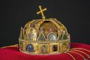 A Szent Korona a Magyar Kir�lys�g t�rt�neti uralkod�i jelv�nye. A k�z�pkori �tv�sm�v�szeti alkot�s a magyar �llamis�g egyik k�zponti jelk�pe. Forr�s: Wikip�dia. K�p forr�sa: parlament.hu