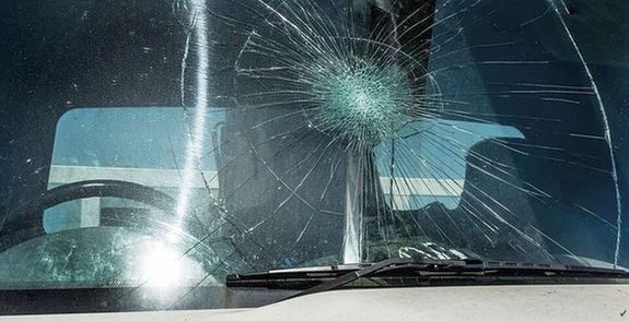 K�r�slad�nyban, a M�jus 1. utc�ban, h�tf�n, 21 �ra ut�n, megrong�ltak egy aut�t. Bet�rt�k az �vegeit �s a motorh�z tetej�ben is k�r keletkezett. A gyan� szerint, egy helyi f�rfi fejsz�vel �thette az aut�t. A k�p illusztr�ci�. K�p: DepositPhotos