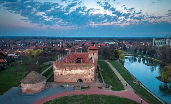 Gyul�n, a V�rkertben lesz az idei maj�lis. K�p forr�sa: Gyulai V�r