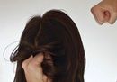  A n� szidalmazta bar�tn�j�t, majd hirtelen, megragadta a hossz� haj�t �s vele szemben �llva, n�gyszer �k�llel meg�t�tte, egyszer a t�rd�vel is megr�gta az arc�t, egy alkalommal a test�n r�gta meg, ezut�n elengedte a haj�t. A k�p illusztr�ci�. K�p: kronika.ro