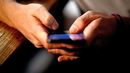 A telefon�l� f�rfi arra k�rte a n�t, hogy k�z�lje, mekkora p�nz�sszeg van a sz�ml�j�n, l�pjen be az internetes bankfi�kj�ba, hangos�tsa ki a telefonj�t, �s adja meg a bankk�rty�ja adatait a CVC-k�ddal egy�tt. A k�p illusztr�ci�. K�p: Pixabay