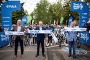 A Gyulai V�rn�l kezd�d�tt a 2026-os Tour de Hongrie, 19 csapat 112 versenyz�je sorakozott fel a rajtvonal m�g�tt, ahol Eisenkrammer K�roly, a verseny f�szervez�je, dr. G�rg�nyi Ern�, Gyula polg�rmestere, �s dr. Falvai M�ty�s, a Nemzeti Rendezv�nyszervez� �gyn�ks�g vez�rigazgat�ja v�gta �t a rajtszalagot. K�p: Tour de Hongrie