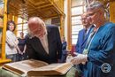 Krasznahorkai L�szl� Nobel-d�jas �r�, Szeged �j d�szpolg�ra a Somogyi-k�nyvt�rban, az 1493-ban kiadott, A N�rnbergi Kr�nika c�m�, t�rt�nelmi enciklop�di�t tanulm�nyozza 2026. m�jus 23-�n. K�p: MTI / Rosta Tibor