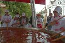  Guinness-rekordk�s�rlettel, 5100 liter, b�l�nyh�sb�l k�sz�lt guly�ssal �nnepelt�k a v�rosalap�t�s 420. �vfordul�j�t a partiumi Nagyszalont�n. K�p: Nagyszalontai Polg�rmesteri Hivatal / aradihirek.ro   