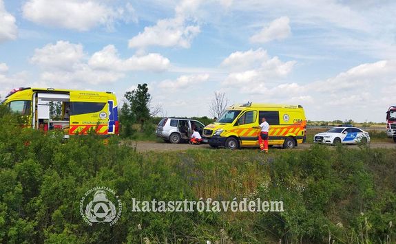 K�r�slad�ny �s K�r�starcsa k�z�tt, vas�rnap, d�lel�tt, egy szem�lyg�pj�rm� let�rt az �tr�l �s �rokba  csap�dott. K�p forr�sa: B�k�s V�rmegyei Katasztr�fav�delmi Igazgat�s�g