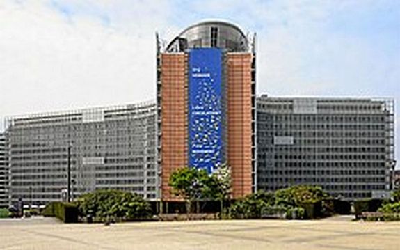 Az Eur�pai Bizotts�g az Eur�pai Uni� d�nt�s-el�k�sz�t�, v�grehajt�, d�nt�shoz�, ellen�rz� �s k�pviseleti szervezete. Az Eur�pai Parlament �s az Eur�pai Uni� Tan�csa mellett, egyike az EU h�rom, f� korm�nyzati int�zm�ny�nek. A k�pen a Berlaymont-palota, az Eur�pai Bizotts�g br�sszeli �p�lete. Forr�s �s k�p: Wikip�dia