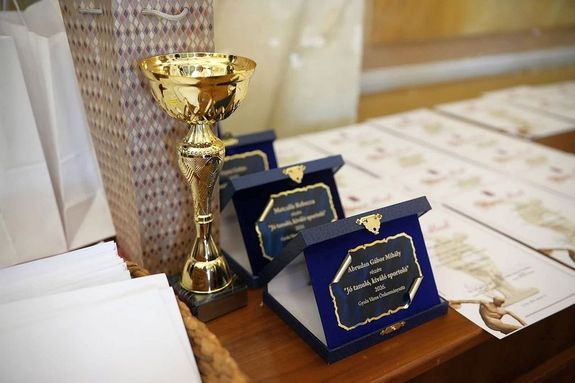 Jó tanuló, kiváló sportoló diákokat köszöntöttek tegnap, délelőtt, a gyulai városházán. Kép forrása: dr. Görgényi Ernő polgármester Facebook-oldala Jó tanuló, kiváló sportoló diákokat köszöntöttek tegnap, délelőtt, a gyulai városházán. Kép forrása: dr. Görgényi Ernő polgármester Facebook-oldala