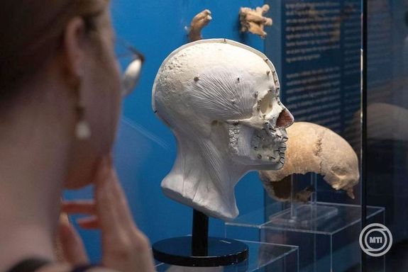 Tizenhat, csaknem k�tezer �vvel ezel�tt �lt, r�mai kori aquincumi ember rekonstru�lt arc�val tal�lkozhatnak a l�togat�k a Budapesti T�rt�neti M�zeum Aquincumi M�zeum�nak cs�t�rt�k�n megny�lt id�szaki ki�ll�t�s�n. K�pek: MTI / Kocsis Zolt�n