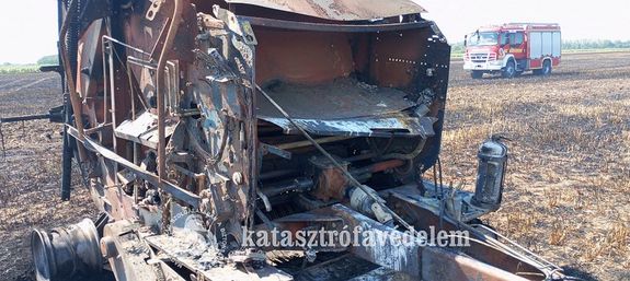 B�l�z�g�p gyulladt ki tegnap, kora d�lut�n, Geszt k�lter�let�n, b�zat�bl�ban. K�p forr�sa: B�k�s V�rmegyei Katasztr�fav�delmi Igazgat�s�g   