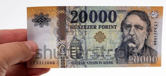 A vásárlás során, a bankjegyet – az eladók figyelmét elterelve –, a két nő mégsem adja át, hanem észrevétlenül visszahelyezik a táskájukba vagy pénztárcájukba. A kép illusztráció. Kép: Shutterstock A vásárlás során, a bankjegyet – az eladók figyelmét elterelve –, a két nő mégsem adja át, hanem észrevétlenül visszahelyezik a táskájukba vagy pénztárcájukba. A kép illusztráció. Kép: Shutterstock
