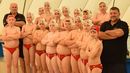  A 2025–2026. �vben kilenc fordul�t j�tsz� baby koroszt�lyos b�k�scsabai v�zilabdacsapat t�bbs�ge �s a k�t edz�, Csabai Zolt�n (jobbra) �s Szilv�sy Attila (balra h�tul). K�p: Bal�zs Lajos