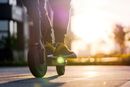 A gyan� szerint, ittas volt a fiatal is, aki elektromos rollerj�vel esett el Gyul�n, a V�rosh�z utc�ban A fi� megs�r�lt, csontt�r�st szenvedett. A k�p illusztr�ci�. K�p: Shutterstock