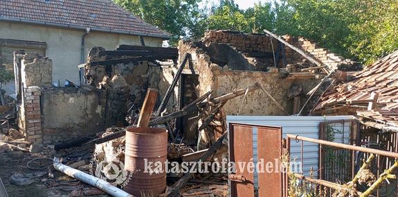 Kigyulladt egy mell�k�p�let tegnap, d�lut�n, K�tegyh�z�n, a R�k�czi utc�ban. K�p forr�sa: B�k�s V�rmegyei Katasztr�fav�delmi Igazgat�s�g   