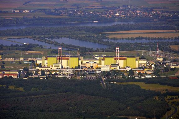 A Duna alacsony vízállása és a Paksi Atomerőmű, július 31-én. Kép forrása: atomeromu.mvm.hu A Duna alacsony vízállása és a Paksi Atomerőmű, július 31-én. Kép forrása: atomeromu.mvm.hu
