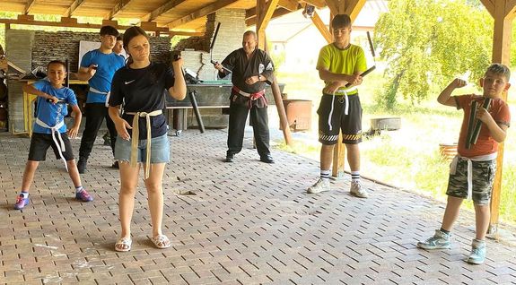 A nagyszalontai gyermekotthonban, hagyom�ny szerint, magyarorsz�gi seg�t�k is r�szt vesznek a programokban. K�pek forr�sa: Szerz�   