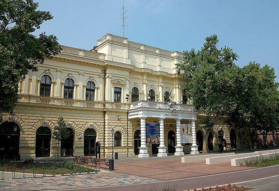 A B�k�scsabai J�kai Sz�nh�z �p�lete. K�p: Barna Rov�cs (Rovibroni). K�p forr�sa: Wikip�dia