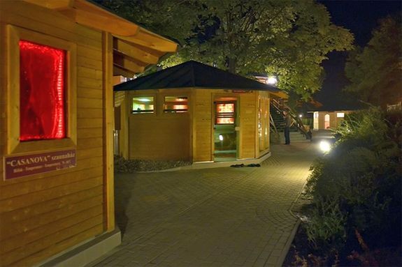 A Gyulai Várfürdőben, átmenetileg, hétköznapokon, három kültéri elektromos szaunából kettőt lekapcsolnak. Kép forrása: Gyulai Várfürdő A Gyulai Várfürdőben, átmenetileg, hétköznapokon, három kültéri elektromos szaunából kettőt lekapcsolnak. Kép forrása: Gyulai Várfürdő