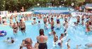  A Gyulai V�rf�rd� hull�mmedenc�j�n�l, augusztus 8-�n, 13.30 �r�ra v�rj�k, a r�sztvev�ket, v�zipisztollyal. K�p a medenc�r�l. K�p forr�sa: varfurdo.hu