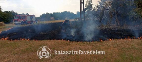 Szalmab�la, sz�raz f� gyulladt ki cs�t�rt�k�n, d�lut�n, Gyula k�lter�let�n, a Bicere tany�kn�l. K�pek forr�sa: B�k�s V�rmegyei Katasztr�fav�delmi Igazgat�s�g   