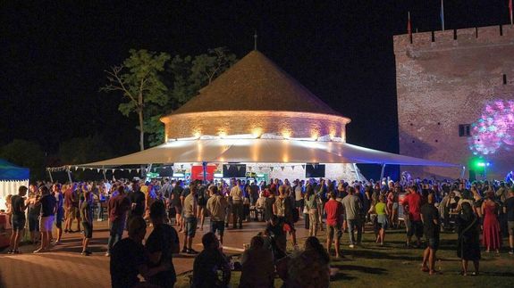 A közkedvelt nyáresti helyszín Gyulán, a Rondella Terasz. Kép: visitgyula.com A közkedvelt nyáresti helyszín Gyulán, a Rondella Terasz. Kép: visitgyula.com