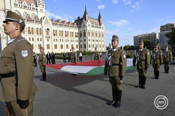 Budapesten, augusztus 20-án, a programokat 8 órakor, a hagyományos zászlófelvonás és tisztavatás nyitja a Kossuth téren. A kép a tavalyi ünnepségen készült. Kép: MTI / Koszticsák Szilárd Budapesten, augusztus 20-án, a programokat 8 órakor, a hagyományos zászlófelvonás és tisztavatás nyitja a Kossuth téren. A kép a tavalyi ünnepségen készült. Kép: MTI / Koszticsák Szilárd