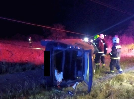 Villanyoszlopnak �tk�z�tt, majd az oldal�ra borult egy szem�lyaut� szombaton, este, K�r�slad�ny k�lter�let�n. K�p forr�sa: B�k�s V�rmegyei Katasztr�fav�delmi Igazgat�s�g