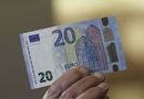 A férfi sarkadi áruházban, egy nap leforgása alatt, 5 esetben fizetett a valódi látszatát keltő, színes euró bankjegyutánzatokkal. A kép illusztráció. Kép: businesstimes.com A férfi sarkadi áruházban, egy nap leforgása alatt, 5 esetben fizetett a valódi látszatát keltő, színes euró bankjegyutánzatokkal. A kép illusztráció. Kép: businesstimes.com
