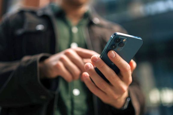 A házigazda ismerőse átkutatta a földön fekvő zsebeit, elvette a pénzét, a telefonját, egy hangszórót és távozott. A kép illusztráció. Kép: Pixabay A házigazda ismerőse átkutatta a földön fekvő zsebeit, elvette a pénzét, a telefonját, egy hangszórót és távozott. A kép illusztráció. Kép: Pixabay