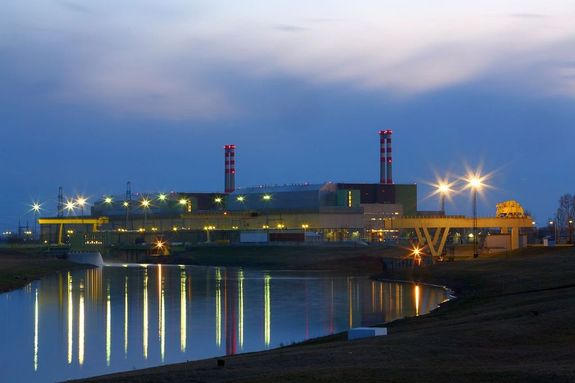 A Paksi Atomerőműben, elsőként a leállított blokkok közül, augusztus 22-én, 23 órakor, a 3. blokk egyik turbinagenerátorát hálózatra kapcsolták és megkezdték a blokk felterhelését. Forrás és kép: Paksi Atomerőmű - https://atomeromu.mvm.hu/ A Paksi Atomerőműben, elsőként a leállított blokkok közül, augusztus 22-én, 23 órakor, a 3. blokk egyik turbinagenerátorát hálózatra kapcsolták és megkezdték a blokk felterhelését. Forrás és kép: Paksi Atomerőmű - https://atomeromu.mvm.hu/