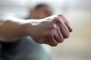 A f�rfi a neki h�ttal �ll�t �k�lbe szor�tott k�zzel, egy alkalommal a tark�ja alatt nagy er�vel meg�t�tte. Az �t�s hat�s�ra a m�sik f�rfi hasra esett. A k�p illusztr�ci�. K�p: iStock      