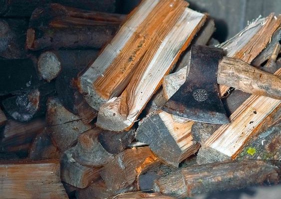 A férfi belépett a helyiségbe, a nőt a földre lökte a kályha mellé, amely mellett tűzifa volt felhalmozva, és pénzt követelt. Egy tűzifahasábbal ütni kezdte a nő fejét, és a kályha mellett lévő baltával is fenyegette. A kép illusztráció. Kép: Pixabay A férfi belépett a helyiségbe, a nőt a földre lökte a kályha mellé, amely mellett tűzifa volt felhalmozva, és pénzt követelt. Egy tűzifahasábbal ütni kezdte a nő fejét, és a kályha mellett lévő baltával is fenyegette. A kép illusztráció. Kép: Pixabay