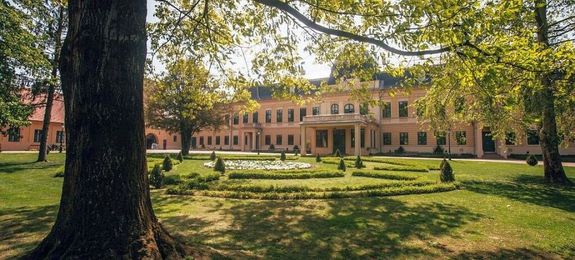 A gyulai Almásy-kastély parkjában, augusztus 30-án, vasárnap, szabadtéri fotókiállítás látható. Kép: visitgyula.com A gyulai Almásy-kastély parkjában, augusztus 30-án, vasárnap, szabadtéri fotókiállítás látható. Kép: visitgyula.com