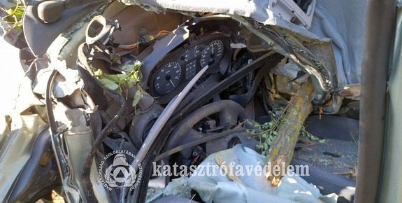 Meghalt az aut�s, Dombiratosn�l. K�pek forr�sa: B�k�s V�rmegyei Katasztr�fav�delmi Igazgat�s�g