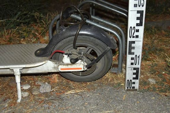 A rendőrök először az ellopott járművet találták meg Békéscsabán, a Thuzó utca és a Gyulai út kereszteződésénél, odazárták a kerékpártárolóhoz azzal a lakattal, ami rajta volt, csak a lépcsőházban a tulajdonos nem zárta le vele. Képek: Police.hu A rendőrök először az ellopott járművet találták meg Békéscsabán, a Thuzó utca és a Gyulai út kereszteződésénél, odazárták a kerékpártárolóhoz azzal a lakattal, ami rajta volt, csak a lépcsőházban a tulajdonos nem zárta le vele. Képek: Police.hu