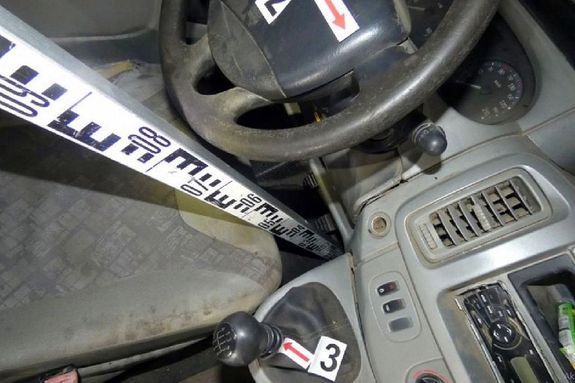 Orosházán, két fiatal egy személykocsit és egy kisbuszt vitt el, mindkét járműben ott volt az indítókulcs. Kép: Police.hu Orosházán, két fiatal egy személykocsit és egy kisbuszt vitt el, mindkét járműben ott volt az indítókulcs. Kép: Police.hu