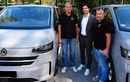 A Békéscsabai klub vezetőségének nevében, Balázs Lajos ügyvezető elnök (balra) és Fodor Ádám vezetőedző (jobbra) vehette át a kisbuszt a szövetség elnökétől, Madaras Norberttől (középen) A Békéscsabai klub vezetőségének nevében, Balázs Lajos ügyvezető elnök (balra) és Fodor Ádám vezetőedző (jobbra) vehette át a kisbuszt a szövetség elnökétől, Madaras Norberttől (középen)