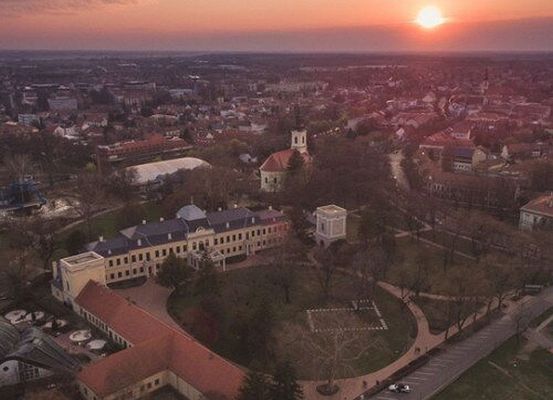 Nem hivatalos városimázs lesz a film, de az önkormányzat is támogatja az ötletet, biztosítják a helyszíneket, az Erkel Ferenc Művelődési NKft. a technikai eszközöket is. A kép illusztráció. Látkép Gyuláról. Kép: visitgyula.com Nem hivatalos városimázs lesz a film, de az önkormányzat is támogatja az ötletet, biztosítják a helyszíneket, az Erkel Ferenc Művelődési NKft. a technikai eszközöket is. A kép illusztráció. Látkép Gyuláról. Kép: visitgyula.com