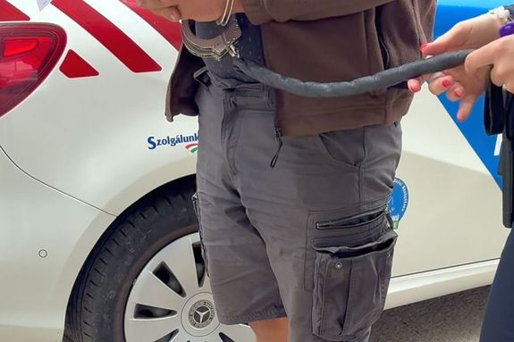 A gázolás és az őrizetbe vétel képei. Képek: Békés vármegyei rendőrség Facebook-oldala A gázolás és az őrizetbe vétel képei. Képek: Békés vármegyei rendőrség Facebook-oldala