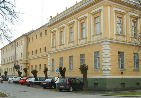 A gyulai börtönben a folyosói történéseket biztonsági kamera rögzítette, a zárkában nem volt kamera. A képen a Békés Vármegyei Büntetés-végrehajtási Intézet, Gyulán. Kép: bv.gov.hu A gyulai börtönben a folyosói történéseket biztonsági kamera rögzítette, a zárkában nem volt kamera. A képen a Békés Vármegyei Büntetés-végrehajtási Intézet, Gyulán. Kép: bv.gov.hu