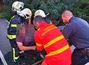 A hajóban ülő, nehezen mozgó férfit tűzoltók, rendőrök, civil segítséggel mentették ki, míg a parton, mentők várták. Képek forrása: Békés vármegyei rendőrség Facebook-oldala A hajóban ülő, nehezen mozgó férfit tűzoltók, rendőrök, civil segítséggel mentették ki, míg a parton, mentők várták. Képek forrása: Békés vármegyei rendőrség Facebook-oldala
