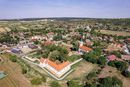 Szentjobb község Bihar megyében, Nagyváradtól mintegy 40 km-re, északkeletre, a Berettyó folyó jobb partján fekszik. A kép előterében, az apátság megújult épületei. Kép: maszol.ro Szentjobb község Bihar megyében, Nagyváradtól mintegy 40 km-re, északkeletre, a Berettyó folyó jobb partján fekszik. A kép előterében, az apátság megújult épületei. Kép: maszol.ro