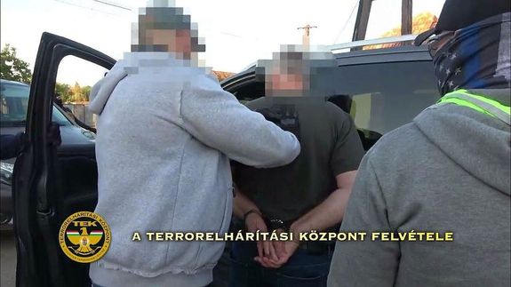 A vad�szt �s seg�t�j�t szeptember 30-�n fogt�k el a nyomoz�k, a Terrorelh�r�t�si K�zpont �s a B�k�s Megyei Rend�r-f�kapit�nys�g K�r�s K�zter�leti T�mogat� Aloszt�ly�nak munkat�rsai. A Terrorelh�r�t�si K�zpont felv�tele   