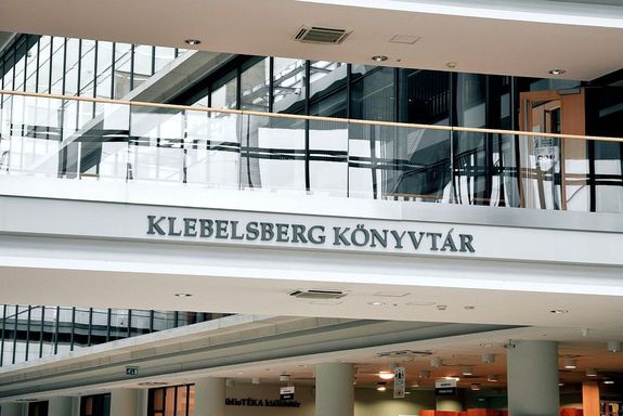 Képek a Szegedi Tudományegyetem Klebelsberg Könyvtár és Levéltáráról és az automata önkiszolgáló kölcsönzésről. Képek: Szegedi Tudományegyetem Képek a Szegedi Tudományegyetem Klebelsberg Könyvtár és Levéltáráról és az automata önkiszolgáló kölcsönzésről. Képek: Szegedi Tudományegyetem