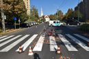Az orosházi gyalogos-átkelőhelyre szabálytalanul, megállás nélkül hajtott fel a kerékpárútról az elektromos kerékpárral közlekedő nő, az autós nem tudta elkerülni a balesetet, de elhajtott. Kép: Békés megyei rendőrség Facebook-oldala Az orosházi gyalogos-átkelőhelyre szabálytalanul, megállás nélkül hajtott fel a kerékpárútról az elektromos kerékpárral közlekedő nő, az autós nem tudta elkerülni a balesetet, de elhajtott. Kép: Békés megyei rendőrség Facebook-oldala